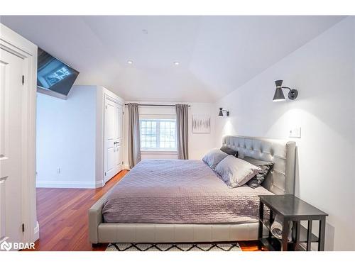 105 Duckworth Street, Barrie, ON - Indoor Photo Showing Bedroom