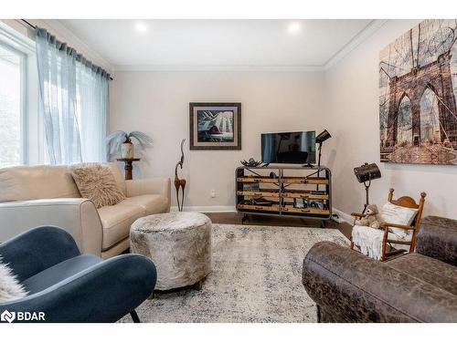 243 Wellington Street E, Barrie, ON - Indoor Photo Showing Living Room