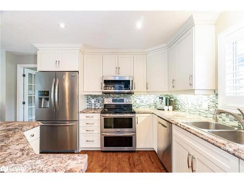 19 Grew Crescent, Penetanguishene, ON - Indoor Photo Showing Kitchen With Double Sink With Upgraded Kitchen