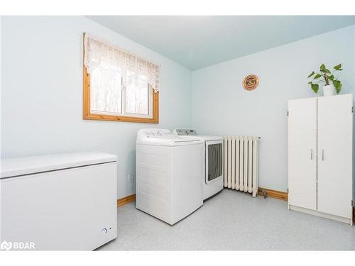 274 Peter Street E, Waubaushene, ON - Indoor Photo Showing Laundry Room