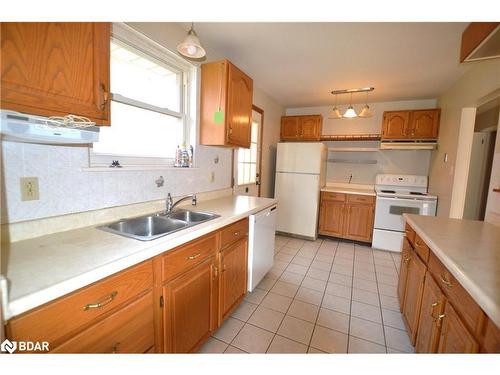 162 Mooregate Crescent, Kitchener, ON - Indoor Photo Showing Kitchen With Double Sink