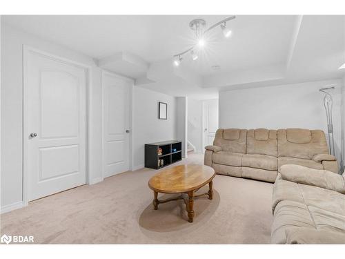 66 Admiral Crescent, Angus, ON - Indoor Photo Showing Living Room