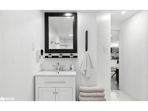 Lower-2072 Dale Road, Innisfil, ON - Indoor Photo Showing Bathroom