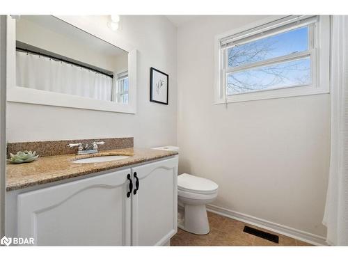 114 Cecil Street, Essa, ON - Indoor Photo Showing Bathroom