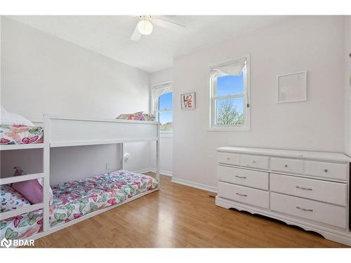 114 Cecil Street, Essa, ON - Indoor Photo Showing Bedroom