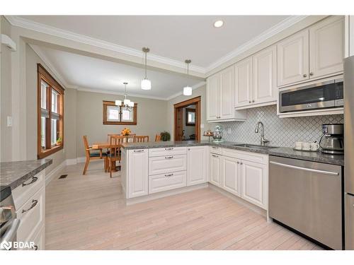 256 Broadway Street, Orangeville, ON - Indoor Photo Showing Kitchen With Upgraded Kitchen
