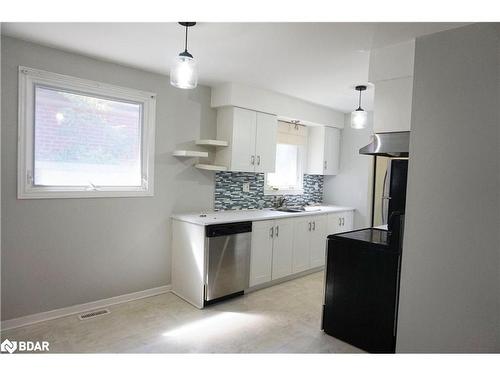 83 Cundles Road E, Barrie, ON - Indoor Photo Showing Kitchen With Upgraded Kitchen