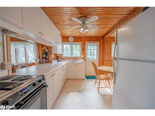 35 Campus Place, Innisfil, ON - Indoor Photo Showing Kitchen