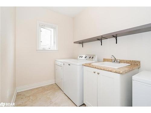 113 Centre Street, Angus, ON - Indoor Photo Showing Laundry Room
