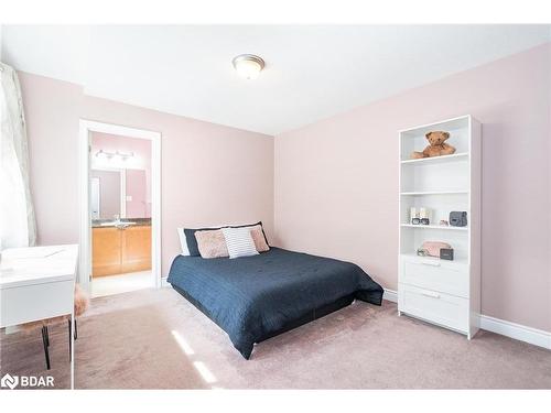 113 Centre Street, Angus, ON - Indoor Photo Showing Bedroom