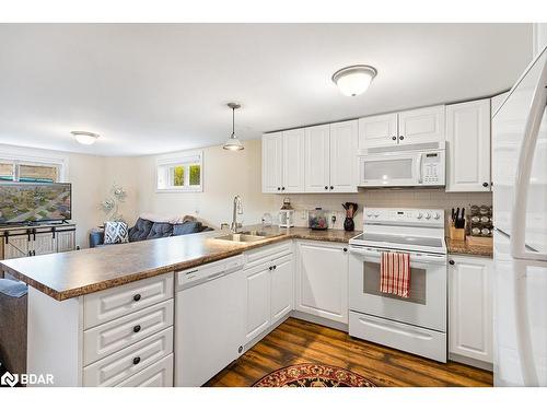 20 Mitchell Avenue, New Tecumseth, ON - Indoor Photo Showing Kitchen With Double Sink