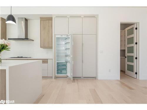 20 Gallagher Crescent, Springwater, ON - Indoor Photo Showing Kitchen