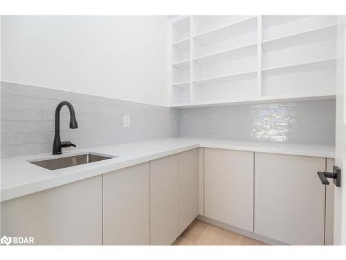 20 Gallagher Crescent, Springwater, ON - Indoor Photo Showing Kitchen