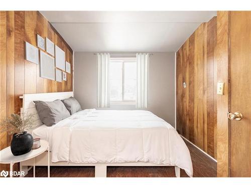 711 Mosley Street, Wasaga Beach, ON - Indoor Photo Showing Bedroom