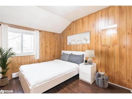 711 Mosley Street, Wasaga Beach, ON - Indoor Photo Showing Bedroom