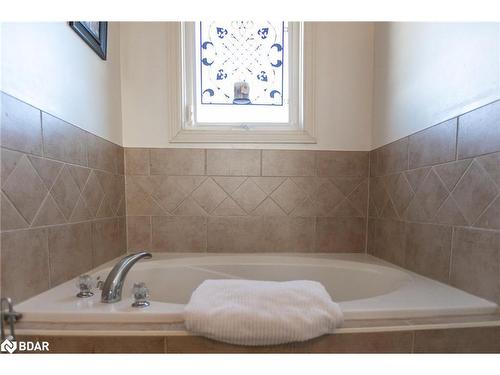 14 Pinecliff Crescent, Barrie, ON - Indoor Photo Showing Bathroom