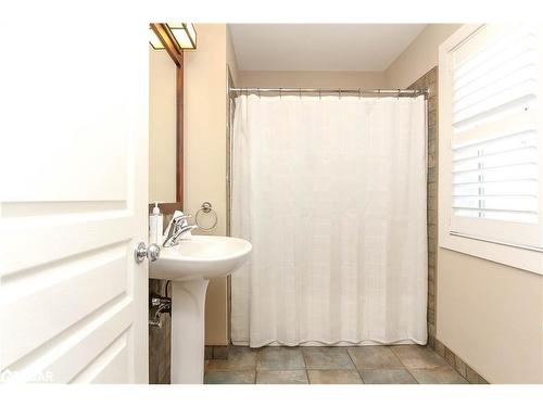 241-130 Fairway Court, The Blue Mountains, ON - Indoor Photo Showing Bathroom