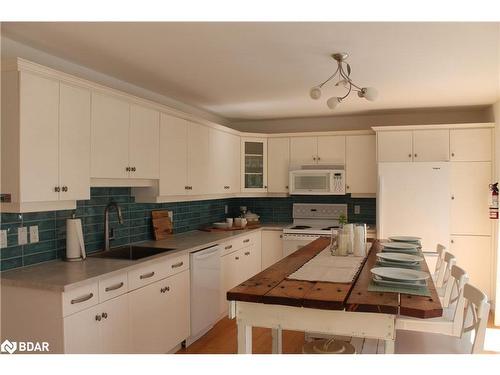 104 Silver Birch Drive Drive, Tiny, ON - Indoor Photo Showing Kitchen