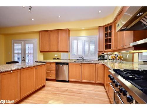 41 Camelot Square, Barrie, ON - Indoor Photo Showing Kitchen With Double Sink