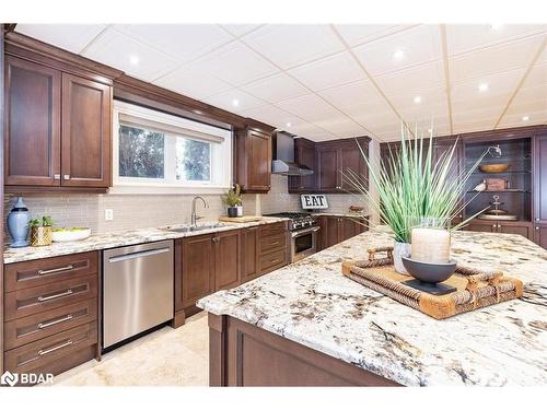 95 Eden Vale Drive, King City, ON - Indoor Photo Showing Kitchen With Double Sink With Upgraded Kitchen
