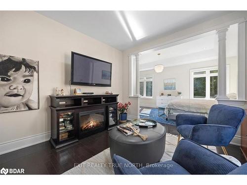 112 Headwind Boulevard, Vaughan, ON - Indoor Photo Showing Living Room