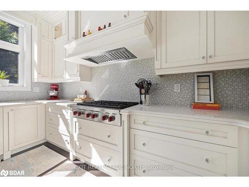 112 Headwind Boulevard, Vaughan, ON - Indoor Photo Showing Kitchen With Upgraded Kitchen
