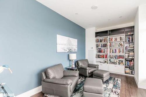 105-90 Orchard Point Road, Orillia, ON - Indoor Photo Showing Living Room