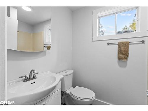 7941 10 Sideroad, Innisfil, ON - Indoor Photo Showing Bathroom