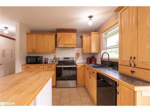 1370 1 Line N, Oro-Medonte, ON - Indoor Photo Showing Kitchen With Double Sink