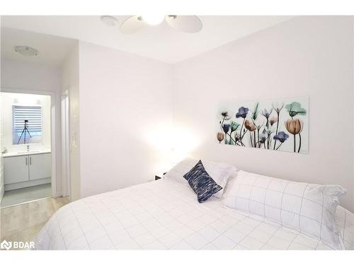 D112-333 Sea Ray Avenue, Innisfil, ON - Indoor Photo Showing Bedroom