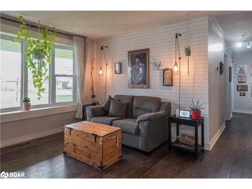 32 Bruce Street, Oakwood, ON - Indoor Photo Showing Living Room