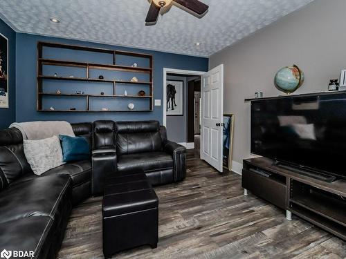 74 Taylor Road, Bracebridge, ON - Indoor Photo Showing Living Room