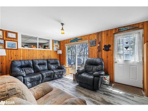 1847 Woods Bay Road, Severn, ON - Indoor Photo Showing Living Room