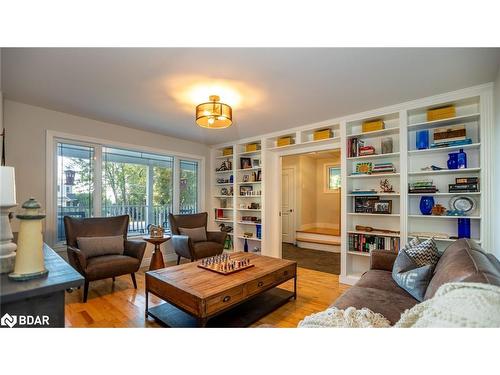 112 Lakeshore Road W, Oro-Medonte, ON - Indoor Photo Showing Living Room