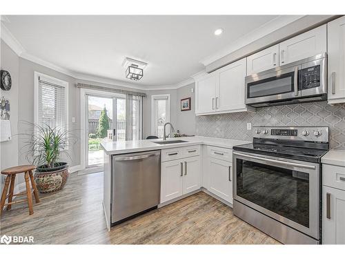 18 Brown Street, Barrie, ON - Indoor Photo Showing Kitchen With Upgraded Kitchen