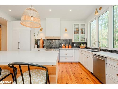 2072 Wilkinson Street, Innisfil, ON - Indoor Photo Showing Kitchen With Upgraded Kitchen
