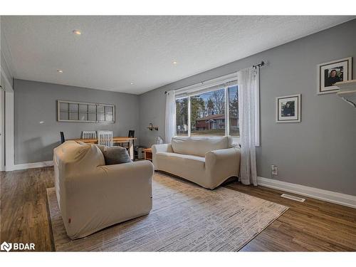 104 Bass Line, Oro-Medonte, ON - Indoor Photo Showing Living Room