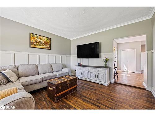 7 Stoddart Street, Essa, ON - Indoor Photo Showing Living Room