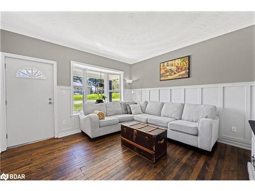7 Stoddart Street, Essa, ON - Indoor Photo Showing Living Room