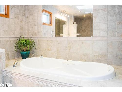 2866 20Th Side Road, New Tecumseth, ON - Indoor Photo Showing Bathroom
