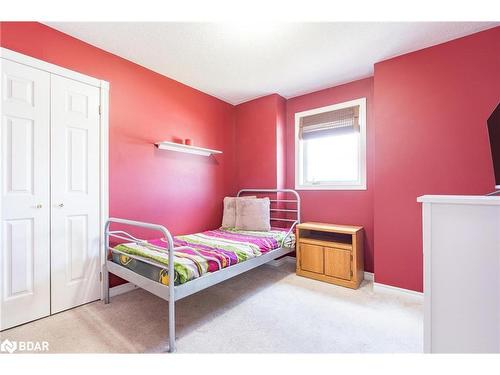 36 Marlow Circle, Springwater, ON - Indoor Photo Showing Bedroom