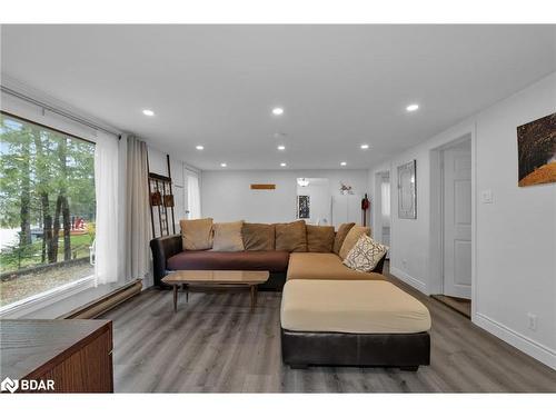 1221 River Road E, Wasaga Beach, ON - Indoor Photo Showing Living Room