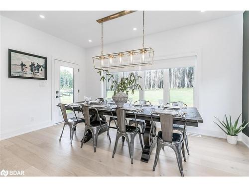 7 Cleveland Court, Oro-Medonte, ON - Indoor Photo Showing Dining Room