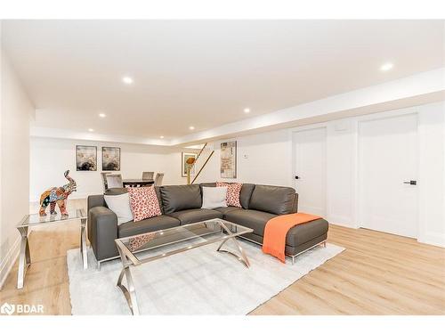 7 Cleveland Court, Oro-Medonte, ON - Indoor Photo Showing Living Room