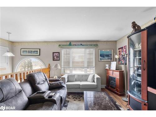 145 Spruce Street, Collingwood, ON - Indoor Photo Showing Living Room