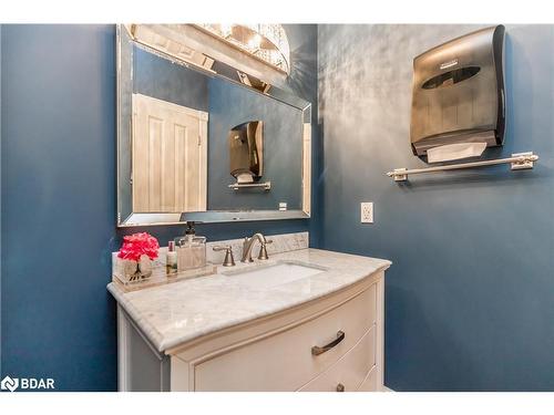 72 High Street, Barrie, ON - Indoor Photo Showing Bathroom