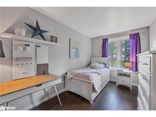 25 Green Pine Avenue, Midhurst, ON - Indoor Photo Showing Bedroom