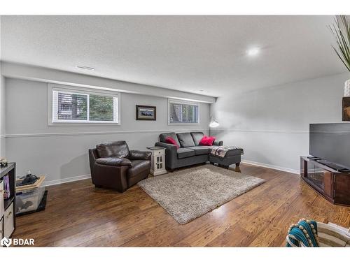 25 Green Pine Avenue, Midhurst, ON - Indoor Photo Showing Living Room