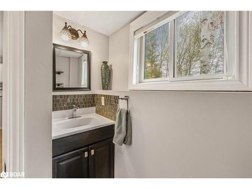 25 Green Pine Avenue, Midhurst, ON - Indoor Photo Showing Bathroom