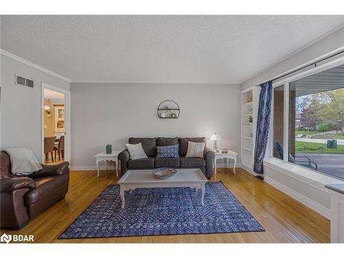 25 Green Pine Avenue, Midhurst, ON - Indoor Photo Showing Living Room